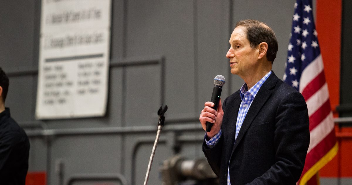 Wyden Accuses Trump Officials of a “Scheme” to Deport More Than 500 Migrant Children as HHS Denies Plan