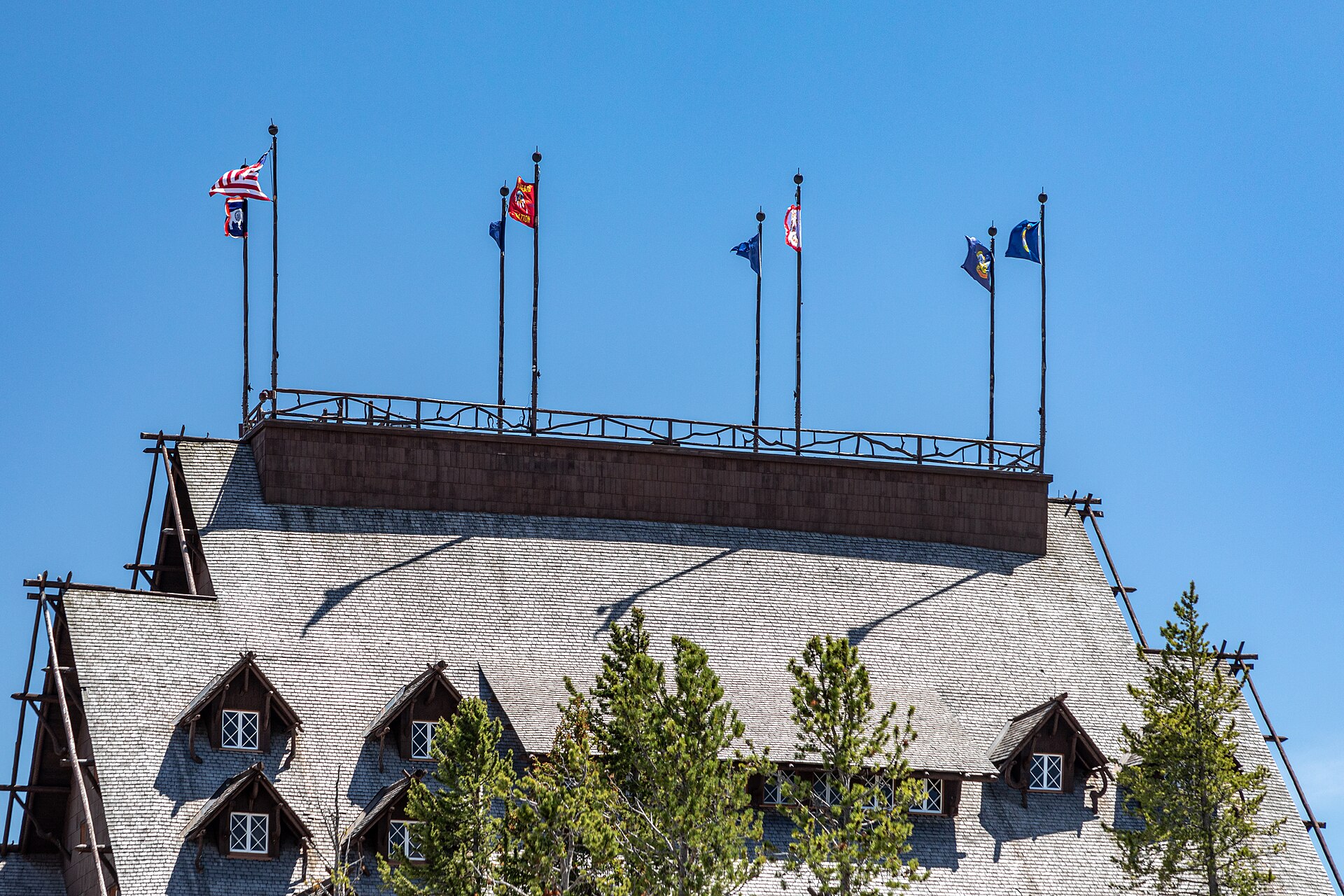 The log and stone Old Faithful Inn in Yellowstone National Park — Image Credit: Dietmar Rabich - CC BY-SA 4.0/Wikimedia Commons
